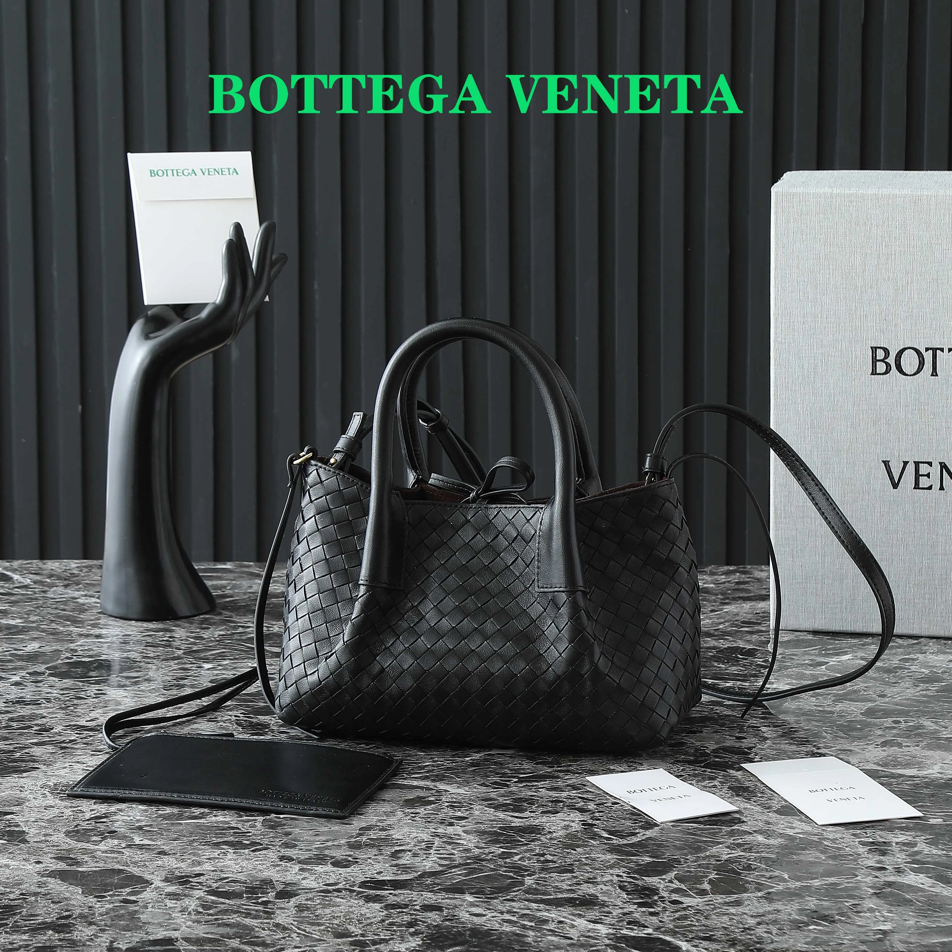 Batch 1660 BV25 spring and summer new product Mini pinacoteca two-tone surface. The weaving process is also super exquisite. Every texture is delicate and clear, and you can see the full ingenuity. 👜The bag uses 1 cm leather strips, which are purely hand-woven, highlighting the brand's craftsmanship. The inside is flipped to reveal a smooth suede lining that can be used on both sides, taking into account both fashion and practicality. 	 The small size can be worn on one shoulder or across the body, making it super versatile for daily commuting! 	 💕Fashionable ladies who like BV, come to me to get the same style~ ​Model number: 819004 ​Size: 24*15*12cm